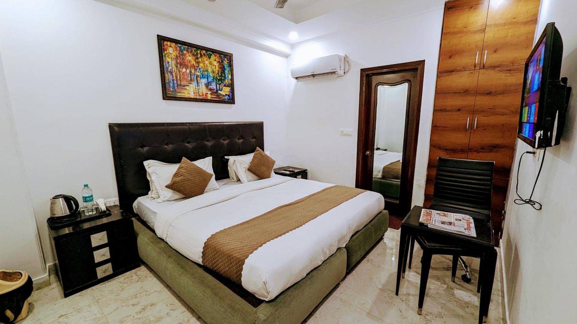 Hotel Moon Taj Near Yashobhoomi Convention Centre Delhi  Exterior photo