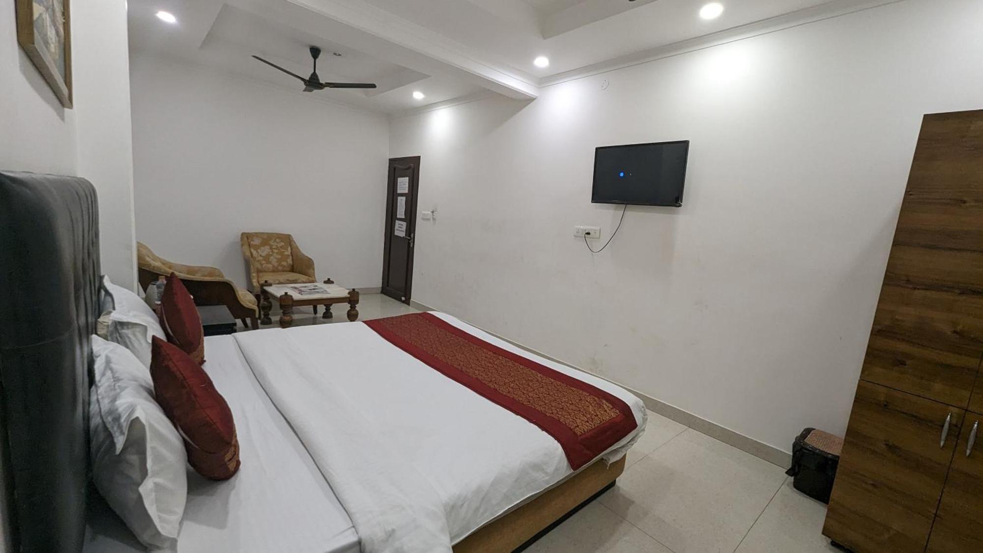Hotel Moon Taj Near Yashobhoomi Convention Centre Delhi  Exterior photo