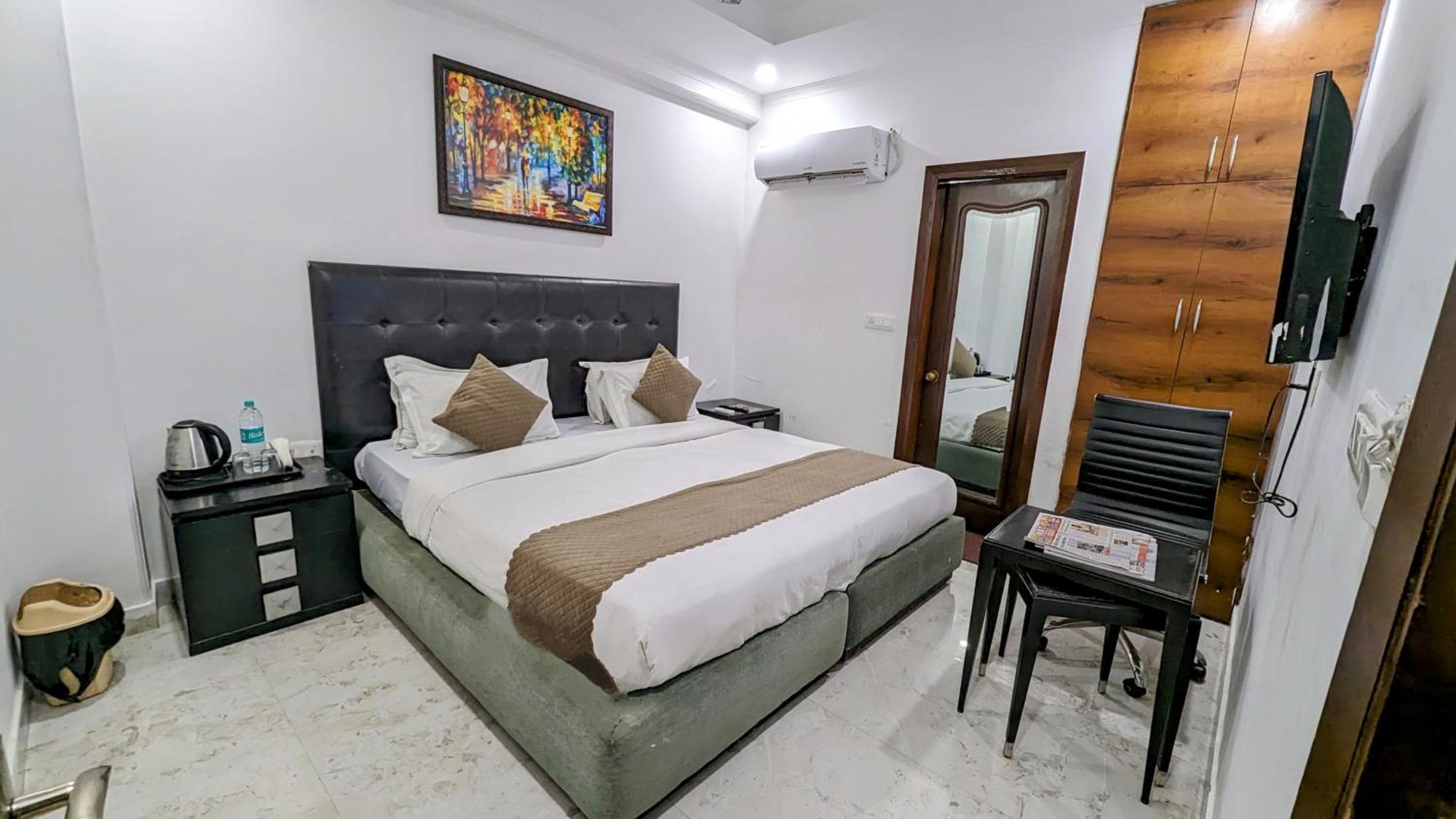 Hotel Moon Taj Near Yashobhoomi Convention Centre Delhi  Exterior photo