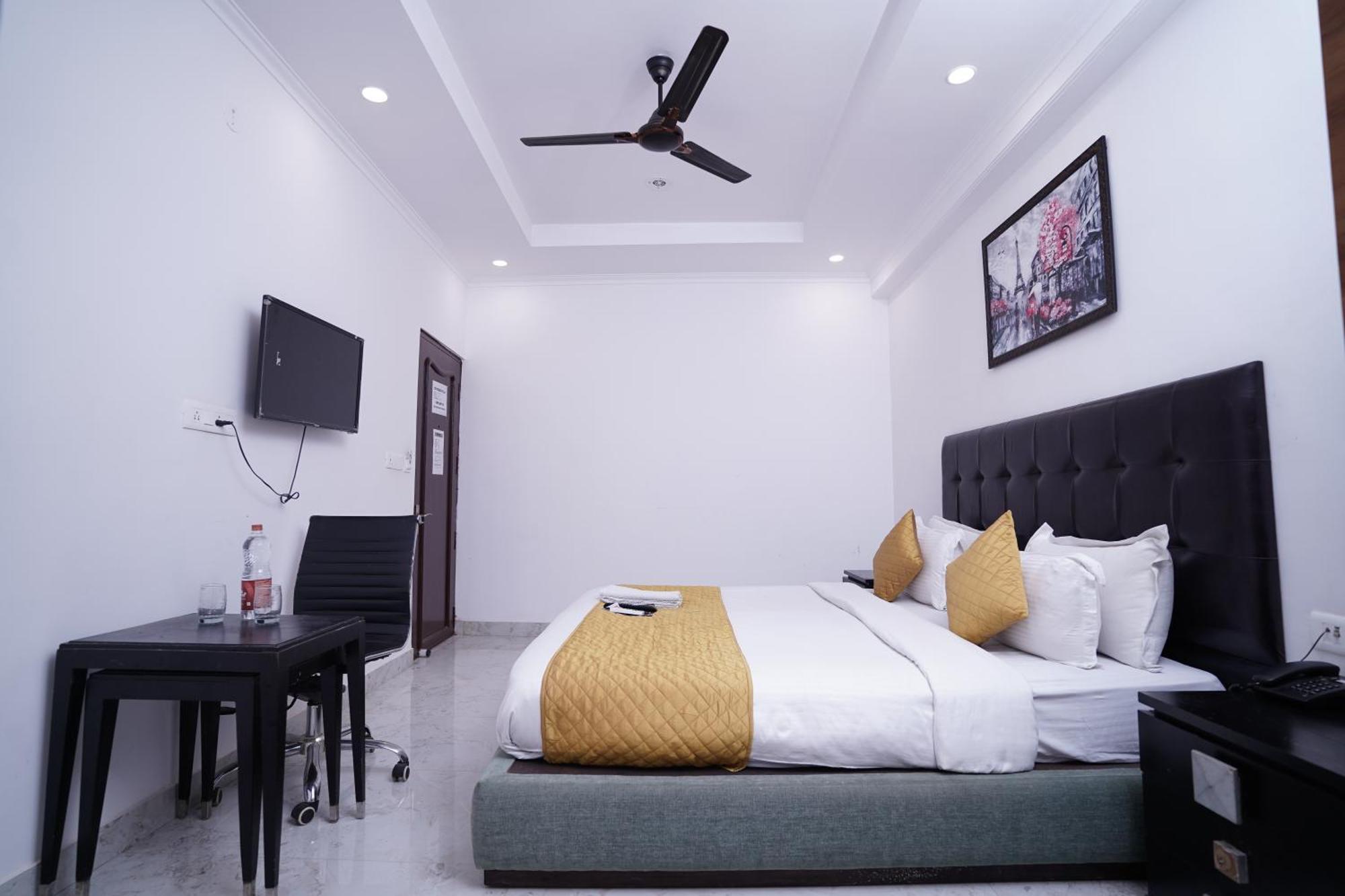 Hotel Moon Taj Near Yashobhoomi Convention Centre Delhi  Exterior photo